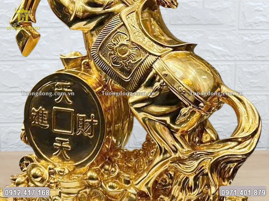 Từng họa tiết hoa văn được chạm khắc sắc nét